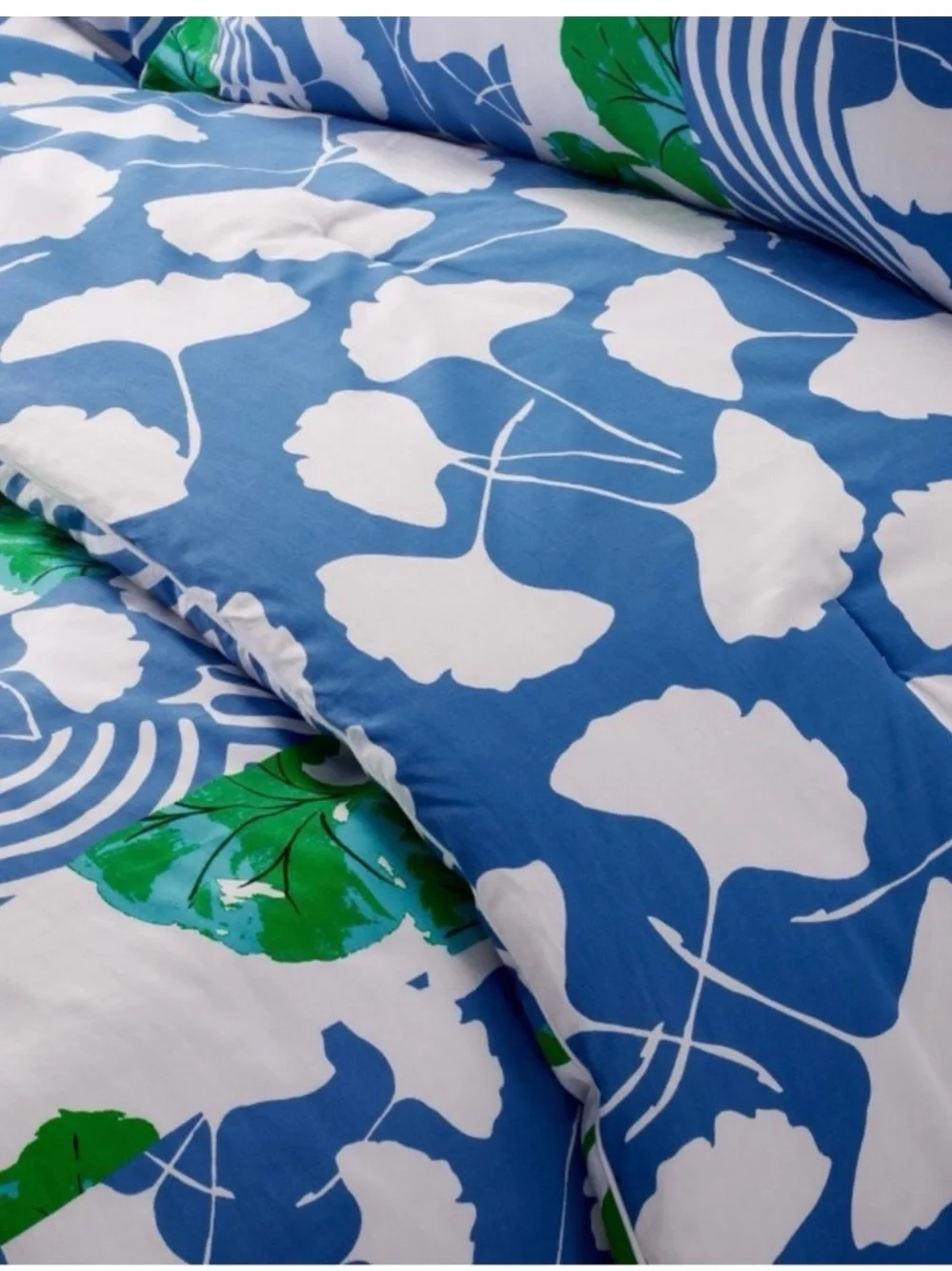 Diane von Furstenberg x Target Geranium & Ginkgo Leaf Reversible Comforter Queen